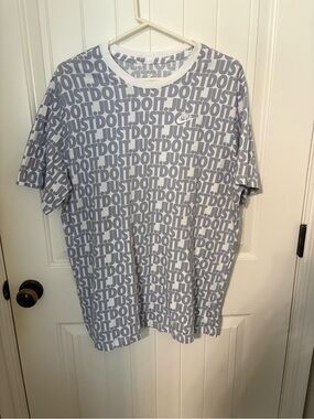 Nike Men’s White & Gray All-Over "Just Do It" Logo Tee